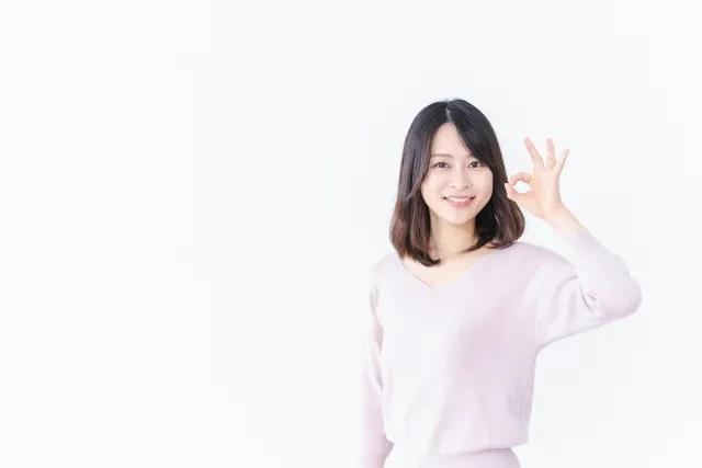 左手でOKサインをする女性