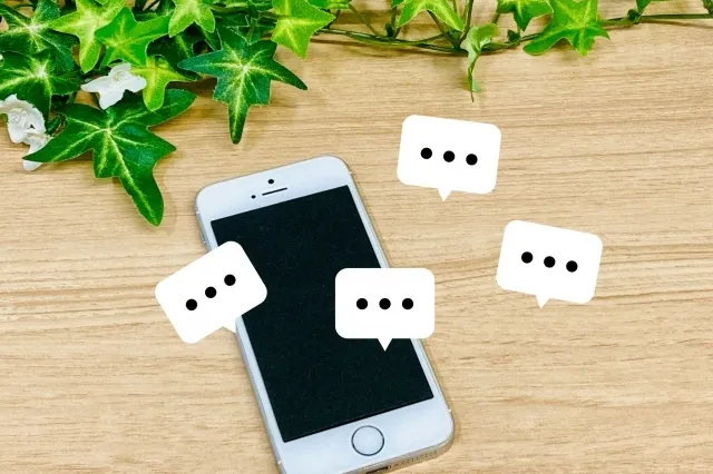 白いスマホから4つの白いふきだしが出ている