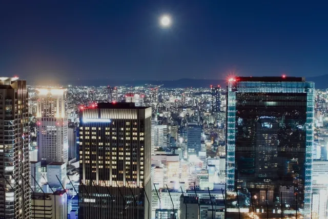大阪の夜景に輝く満月