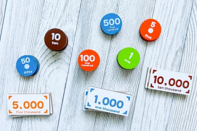 お札と硬貨のお金をイメージしたおもちゃ