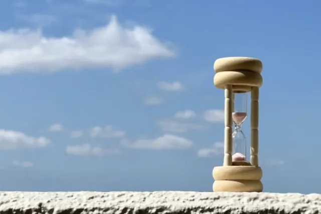 青空と白い本体の砂時計