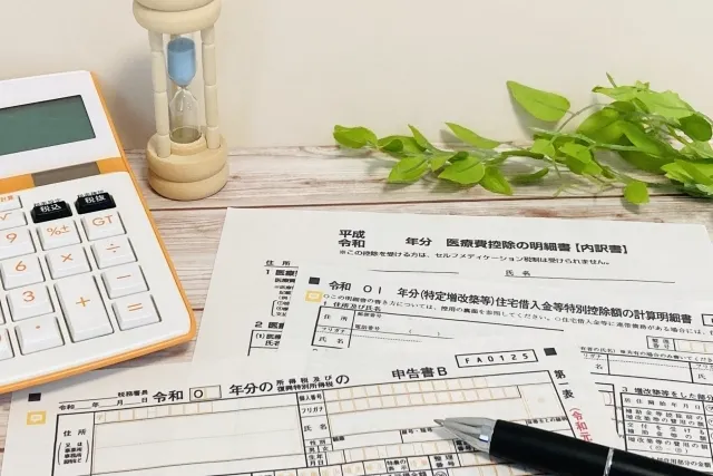 紙の確定申告書と電卓とボールペン